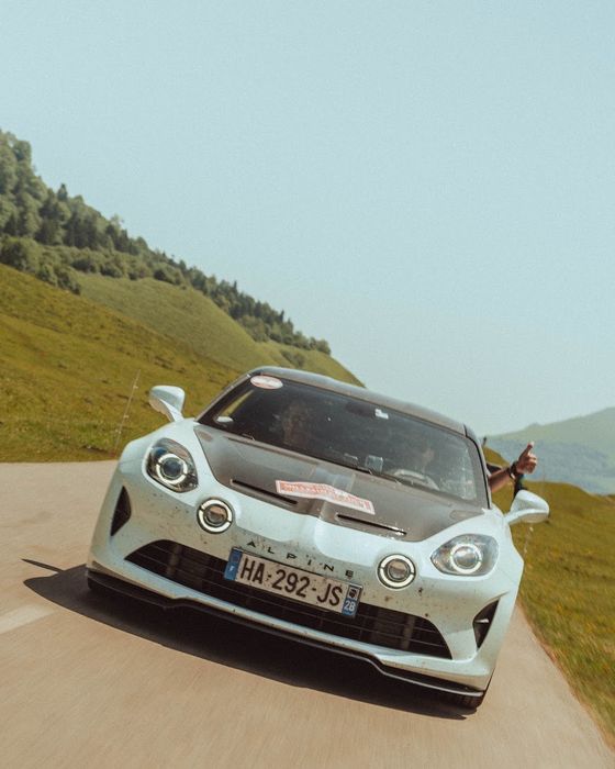 Alpine A110 blanche en mouvement sur une route de montagne